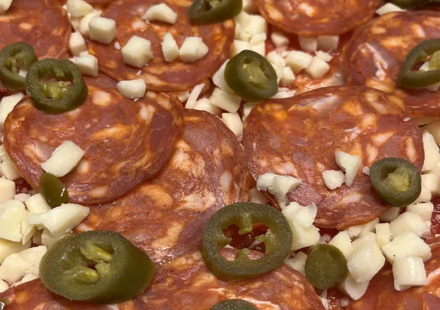 Pizza s chorizom a jalapeňos