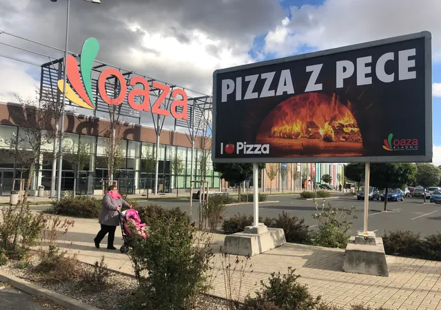 Billboard I Love Pizza s nápisom Pizza z pece pred nákupným centrom Oáza Kladno