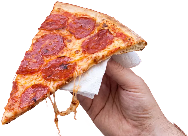Ruka drží v papierovom obrúsku kúsok NY Style pizze so salámou, z ktorého sa ťahá roztopený syr